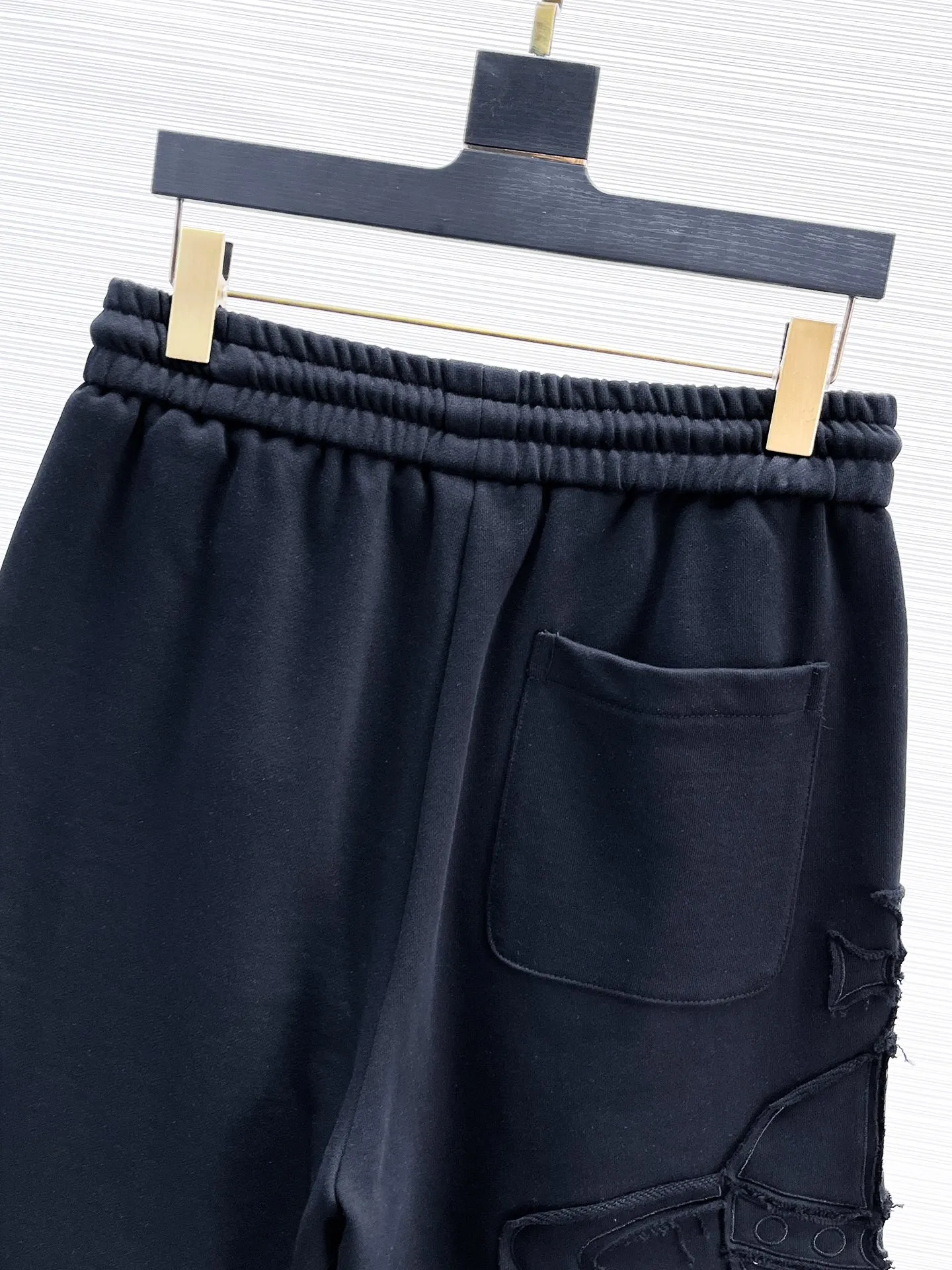 The Queen Mother's three-standard complete 2026 summer New Arrival men's casual shorts, advanced custom-made fabric Breathable fabric, Breathable elasticity and comfort, impeccable details, top-grade accessories, original logo design concept, delicate and soft feel! The upper body fit is awesome! Size: M-XXXL Please state your height and weight when ordering